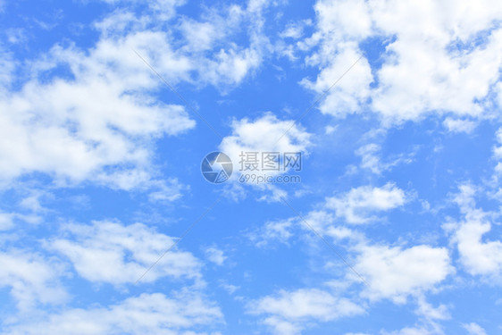 天空背景蓝色天空中只有云图片