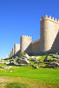 西班牙阿维拉中世纪城墙的前景图片