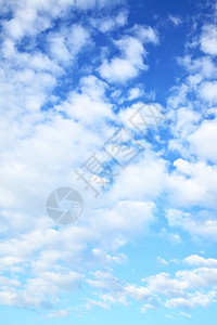 有云的蓝天空可用作垂直背景图片