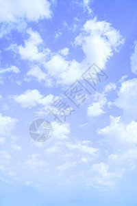 有云的蓝天空垂直背景图片