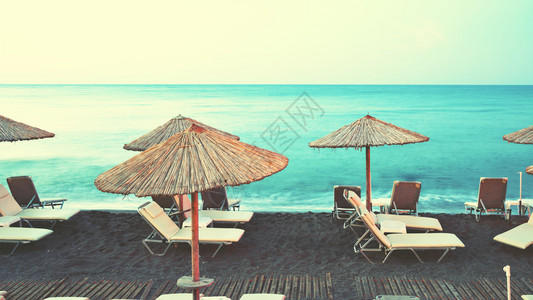 海滩上的桌椅和雨伞Retro风格过滤图像图片