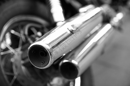 一辆摩托车的铬排气管黑色和白的图像浅DOF图片