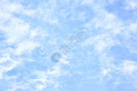 有云的浅蓝天空抽象背景图片