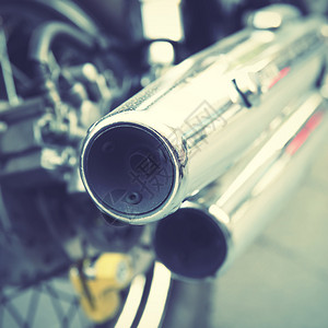 摩托车的铬排气管浅色DOFretro风格过滤图像图片