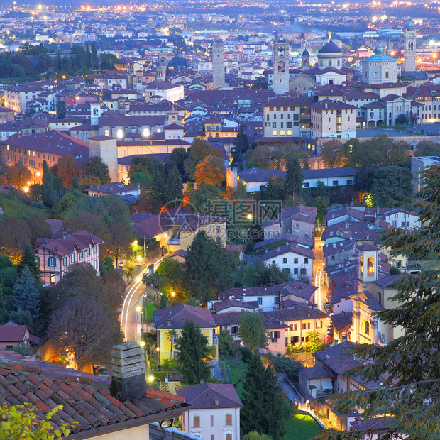 意大利Bergamo上城夜间全景图片
