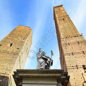 彼得罗尼乌斯神像和意大利博洛尼亚两座古老的塔楼图片