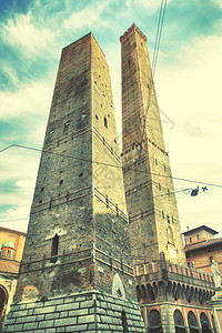 意大利博洛尼亚的两个塔台Retro风格过滤图像图片