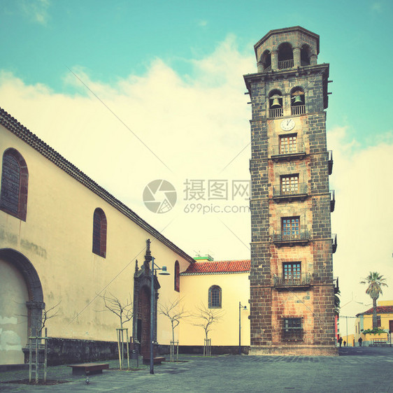 特纳里夫市拉古圣克里斯托瓦尔拉古纳库的有斜线钟塔教堂图片