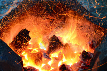 在炉灶中燃烧木炭图片