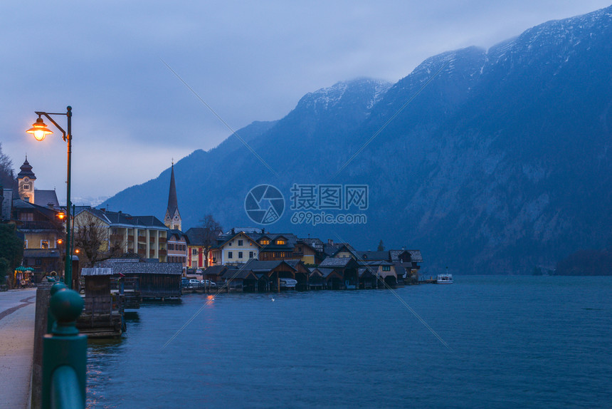 奥地利黄昏阿尔卑斯山Hallstatat村图片