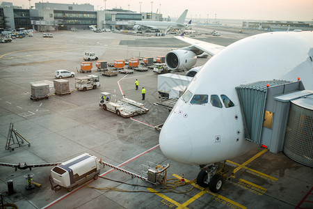 白色客机停放在德国法兰克福机场图片