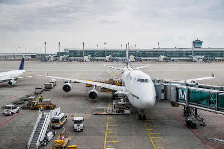 一架客机停放在德国慕尼黑机场图片