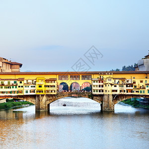 意大利佛罗伦萨Arno河上空的VecchioPonteVecchio桥图片