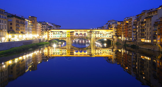 意大利佛罗伦萨PonteVecchio桥的全景图片