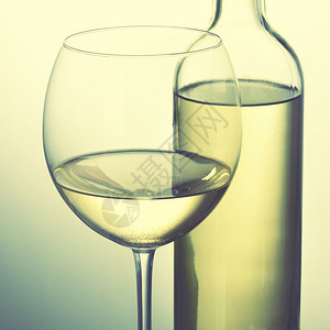 白酒和玻璃瓶装Retro风格图像背景图片