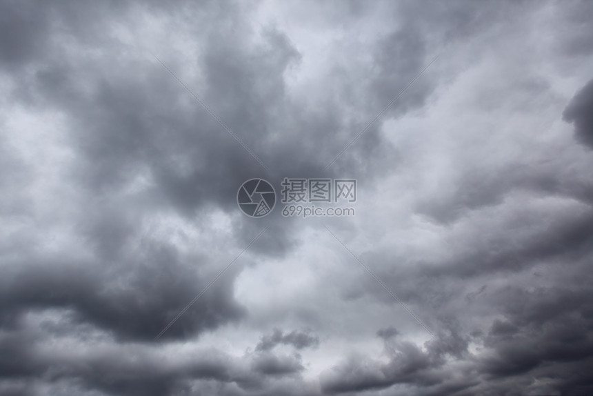 云的黑暗风暴天空可用作背景图片