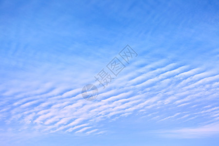 带云的蓝春天空可用作背景图片
