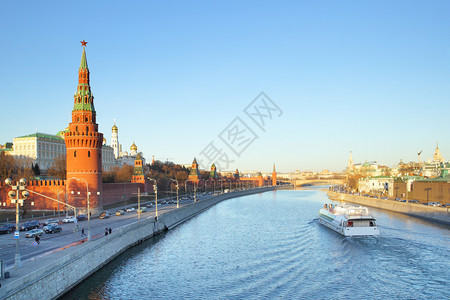 日落时的俄罗斯莫科河和克里姆林宫图片