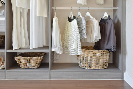 现代衣柜有一排白色衣服和鞋子图片