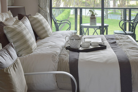现代卧室床上茶叶的托盘图片