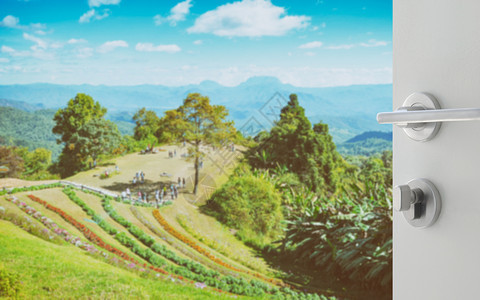 泰国清迈Chiangmai公园的视角向美丽风景敞开白门图片