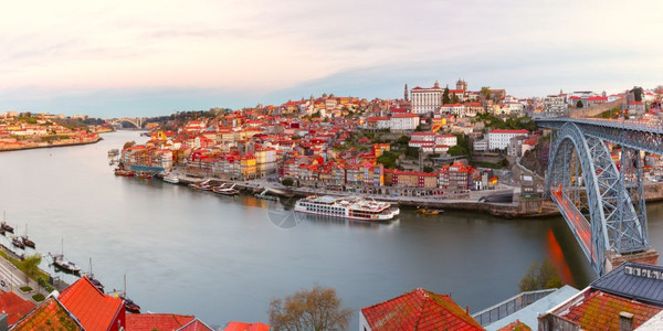 葡萄牙波尔图的老城和杜罗河图片