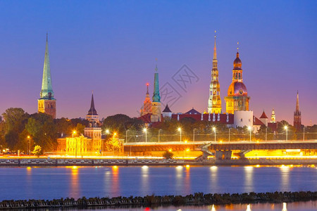 拉脱维亚里加老城和道瓦河夜间里加老城和道瓦河里大教堂圣彼得詹姆斯巴西利卡大教堂和背景的里加城堡拉脱维亚图片