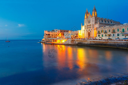 巴卢塔湾和教区堂卡梅尔山圣母新哥特晚上蓝色时间马耳他圣朱利安背景图片
