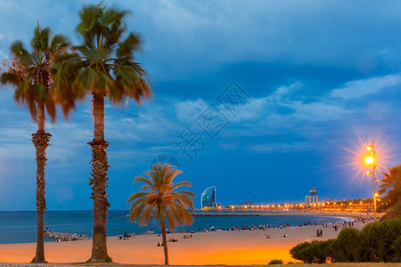 西班牙巴塞罗那内塔海滩西班牙加泰罗尼亚巴塞那内塔海滩清晨蓝色时段西班牙加泰罗尼亚图片