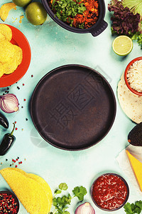 墨西哥食品概念玉米饼薯片瓜卡莫乐萨尔辣椒豆子和新鲜原料超过古代背景图片