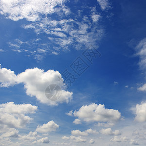黑暗蓝天中美丽的白云天堂背景图片
