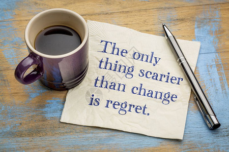 唯一比改变更可怕的是后悔在餐巾纸上写有灵感的笔迹加上一杯咖啡图片