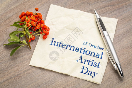 国际艺术家日10月25餐巾纸上的笔迹挂有消防手角莓机装饰图片