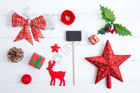 圣诞节背景木板上装饰品和礼盒图片