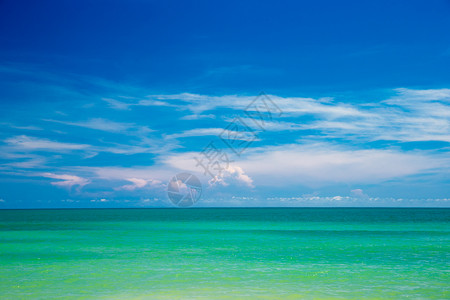 蓝云在平凉的海面上云在蓝的天空上阳光反射图片