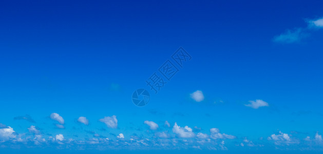 有云的蓝天空图片