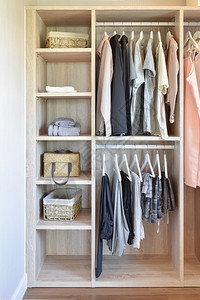 现代衣柜有一排布挂在木制衣柜中的现代图片