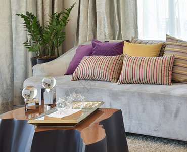 现代客厅沙发上有一排彩色枕头图片