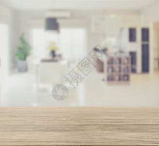 带有现代餐厅内面模糊图像的木制桌顶图片
