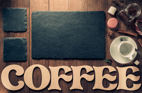 咖啡杯和木制背景的字母图片