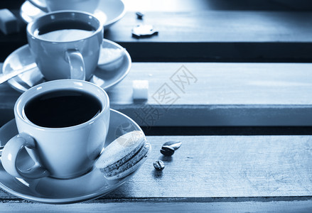 木制背景的咖啡和茶杯图片
