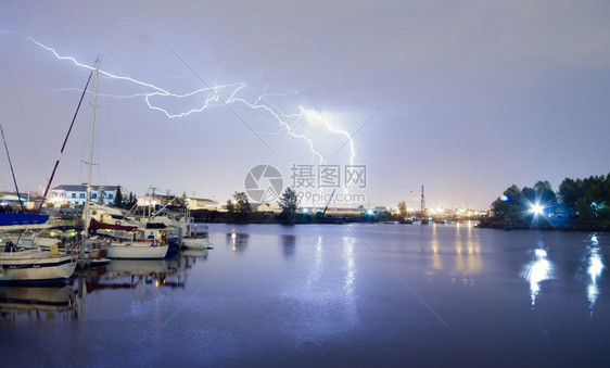 雷暴包括开始湾的闪电打击图片