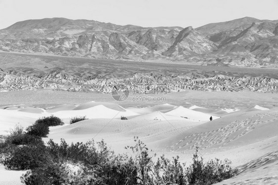 死谷公园沙丘的远足者移动图片