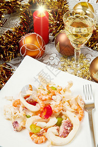 圣诞节桌上的海鲜沙拉图片