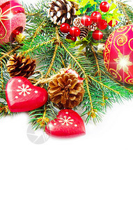 圣诞球和圆形树枝上面有白色的装饰品图片
