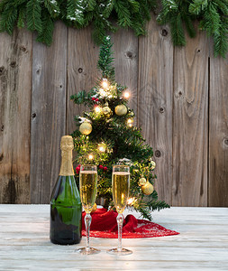 冬季假日香槟带圣诞树和本底生木图片