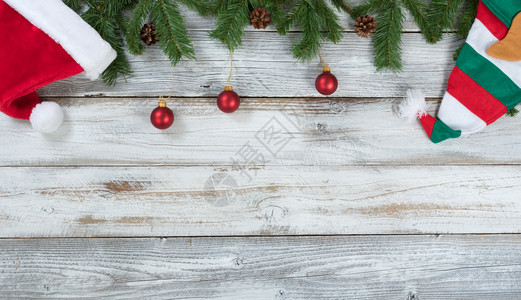 生锈木上圣诞装饰的顶端边界图片