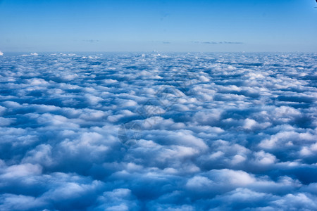 从飞机窗口外看到的蓝天白云图片