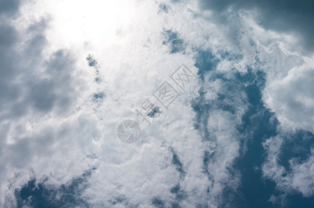 美丽的云在明亮天空背景中和云层概念相关的想法图片
