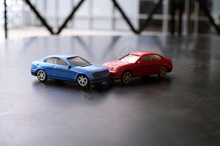 蓝色的汽车玩具汽车撞事故模拟红色和蓝汽车背景